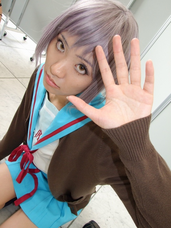 nagato yuki, suzumiya haruhi no yuuutsu, silver hair, photo (medium), cardigan, cosplay, kneehighs, sailor, school uniform, serafuku, socks, tamaki shuri