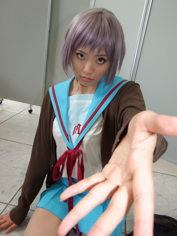 nagato yuki, suzumiya haruhi no yuuutsu, silver hair, photo (medium), cardigan, cosplay, kneehighs, sailor, school uniform, serafuku, socks, tamaki shuri