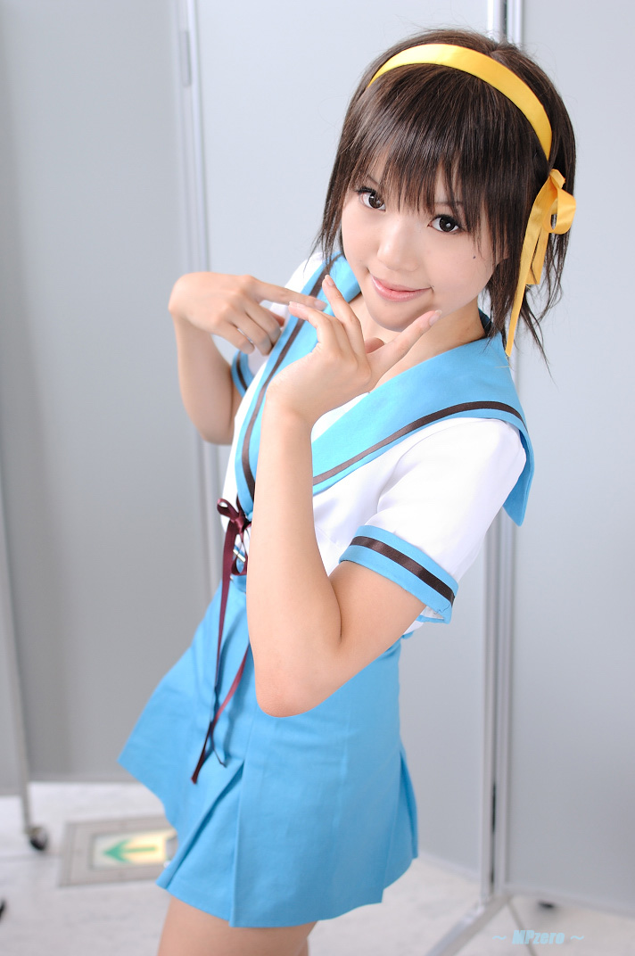 kipi-san, suzumiya haruhi, suzumiya haruhi no yuuutsu, photo (medium), 1girl, asian, brown eyes, brown hair, cosplay, female focus, hair ribbon, kneehighs, looking at viewer, mole, ribbon, school uniform, serafuku, socks, solo, suzumiya haruhi (cosplay)