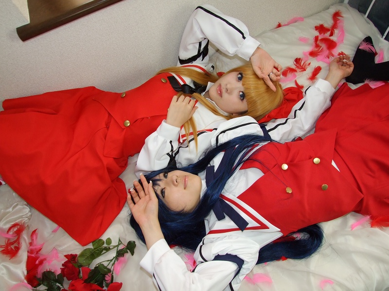 saya (cosplayer), tsugihagi mishin, himemiya chikane, kurusugawa himeko, kannazuki no miko, light brown hair, photo (medium), 2girls, blue hair, bow, cosplay, feathers, hair bow, hairband, multiple girls, school uniform, serafuku