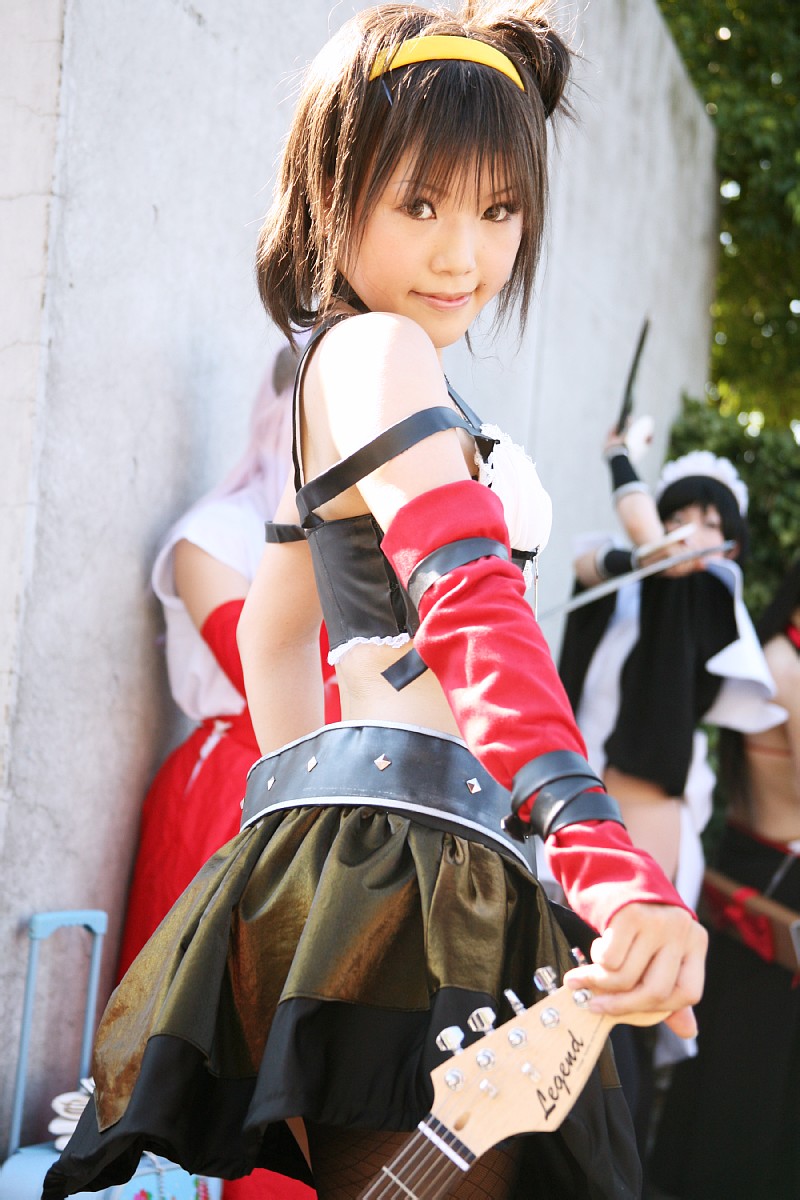 kipi-san, suzumiya haruhi, real life, suzumiya haruhi no yuuutsu, cosplay photo, highres, photo (medium), 1girl, asian, belt, breasts, cosplay, elbow gloves, female focus, fishnet thighhighs, fishnets, gloves, guitar, hairband, instrument, looking at viewer, looking back, midriff, outdoors, single thighhigh, small breasts, solo, suzumiya haruhi (cosplay), thighhighs