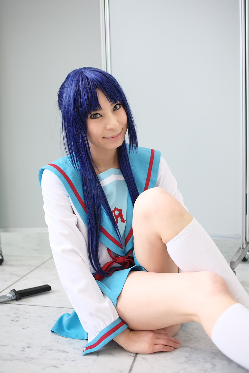 ari (model), asakura ryoko, suzumiya haruhi no yuuutsu, highres, photo (medium), blue hair, cosplay, kneehighs, knife, sailor, school uniform, serafuku, socks