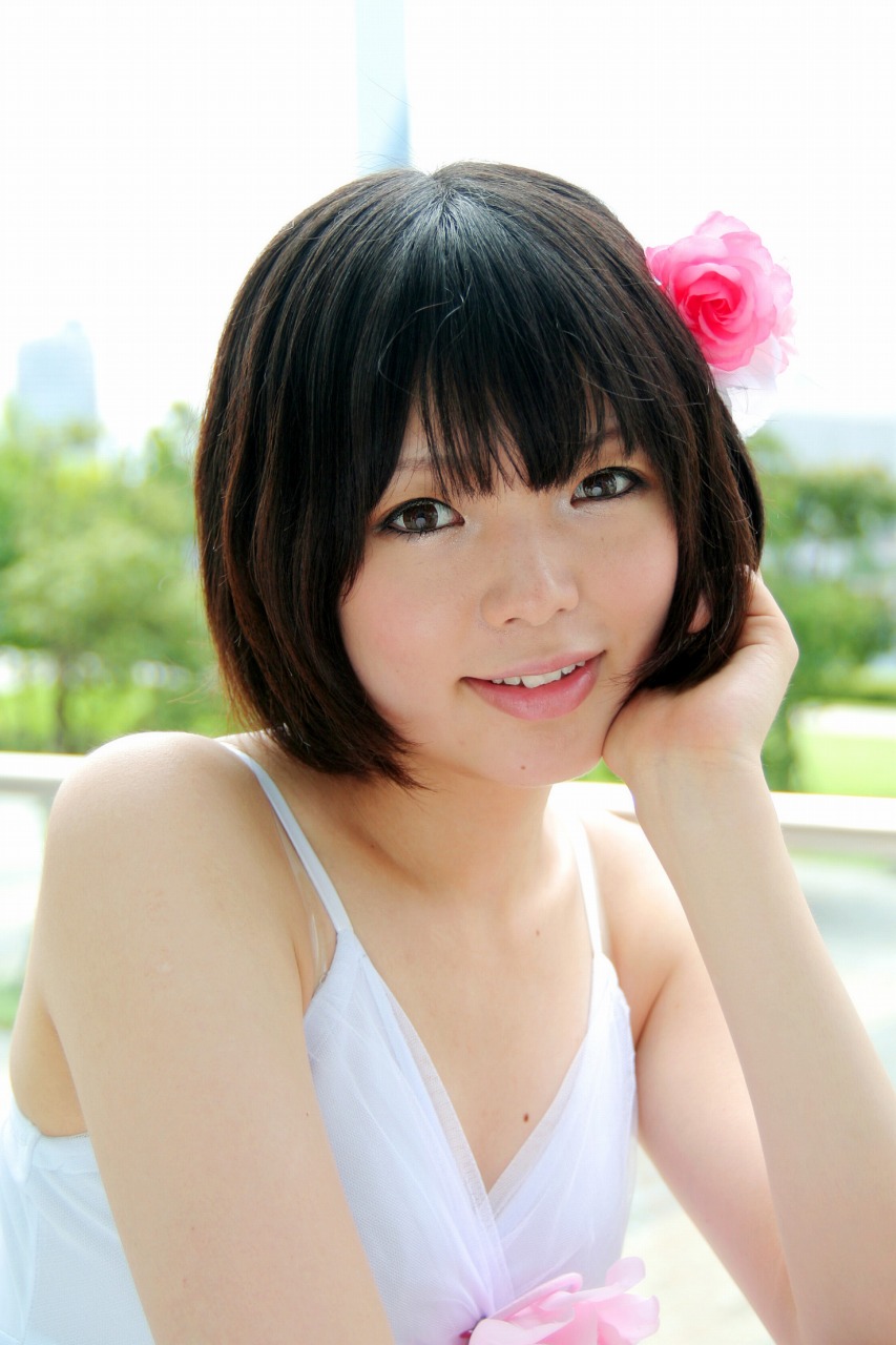 namada, osaragi hazumu, kashimashi, highres, photo (medium), 00s, 1girl, asian, bare shoulders, black hair, blurry, breasts, brown eyes, brown hair, building, cosplay, depth of field, dress, eyeliner, female focus, flower, gradient hair, hair flower, hair ornament, head rest, looking at viewer, makeup, mole, multicolored hair, osaragi hazumu (cosplay), parted lips, railing, short hair, small breasts, solo, standing, tree, white dress