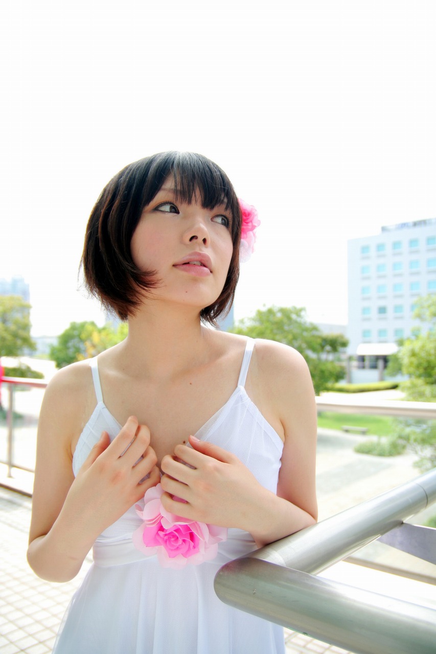 namada, osaragi hazumu, kashimashi, highres, photo (medium), 00s, 1girl, asian, bare shoulders, black hair, blurry, breasts, brown hair, building, cosplay, depth of field, dress, eyeliner, female focus, flower, gradient hair, hair flower, hair ornament, looking to the side, makeup, mole, multicolored hair, osaragi hazumu (cosplay), parted lips, railing, short hair, small breasts, solo, standing, tree, white dress