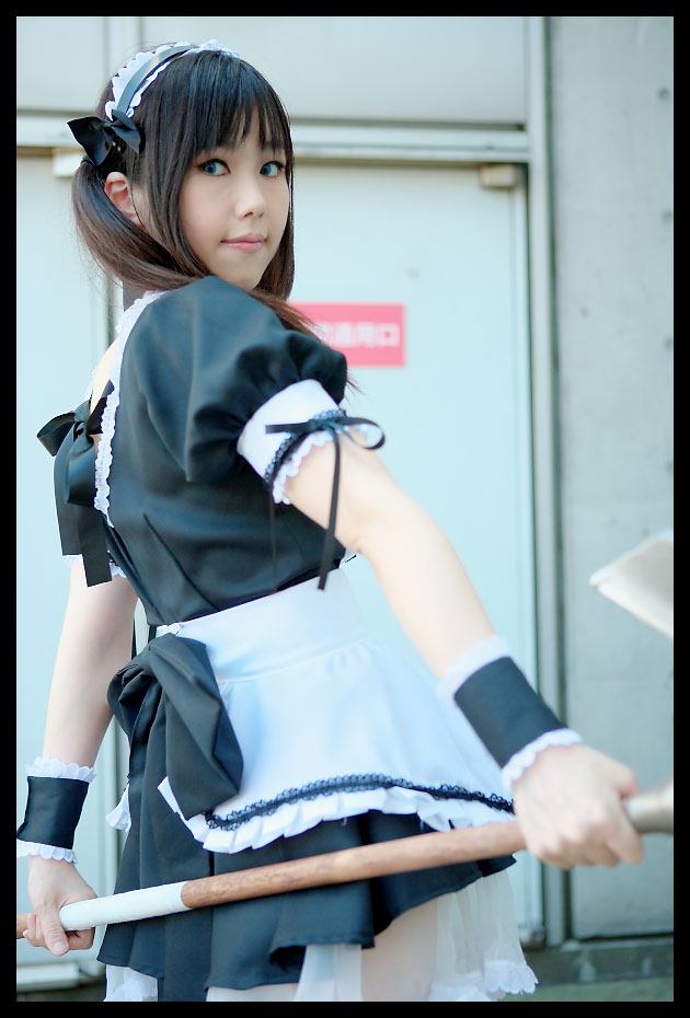 airi (queen's blade), queen's blade, photo (medium), airi (queen's blade) (cosplay), apron, cosplay, maid, maid apron, ribbon, scythe, twintails