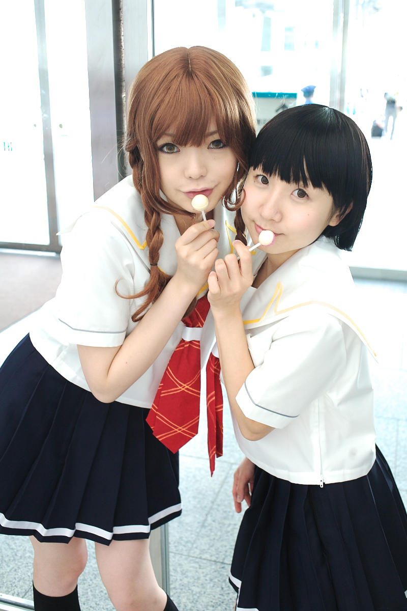 miasa, namada, mizusawa mao, satonaka narumi, kimi kiss, highres, photo (medium), 2girls, asian, black hair, black socks, braid, brown eyes, brown hair, candy, color contacts, cosplay, food, indoors, kneehighs, lollipop, long hair, looking at viewer, mizusawa mao (cosplay), multiple girls, satonaka narumi (cosplay), school uniform, serafuku, short hair, socks, twin braids
