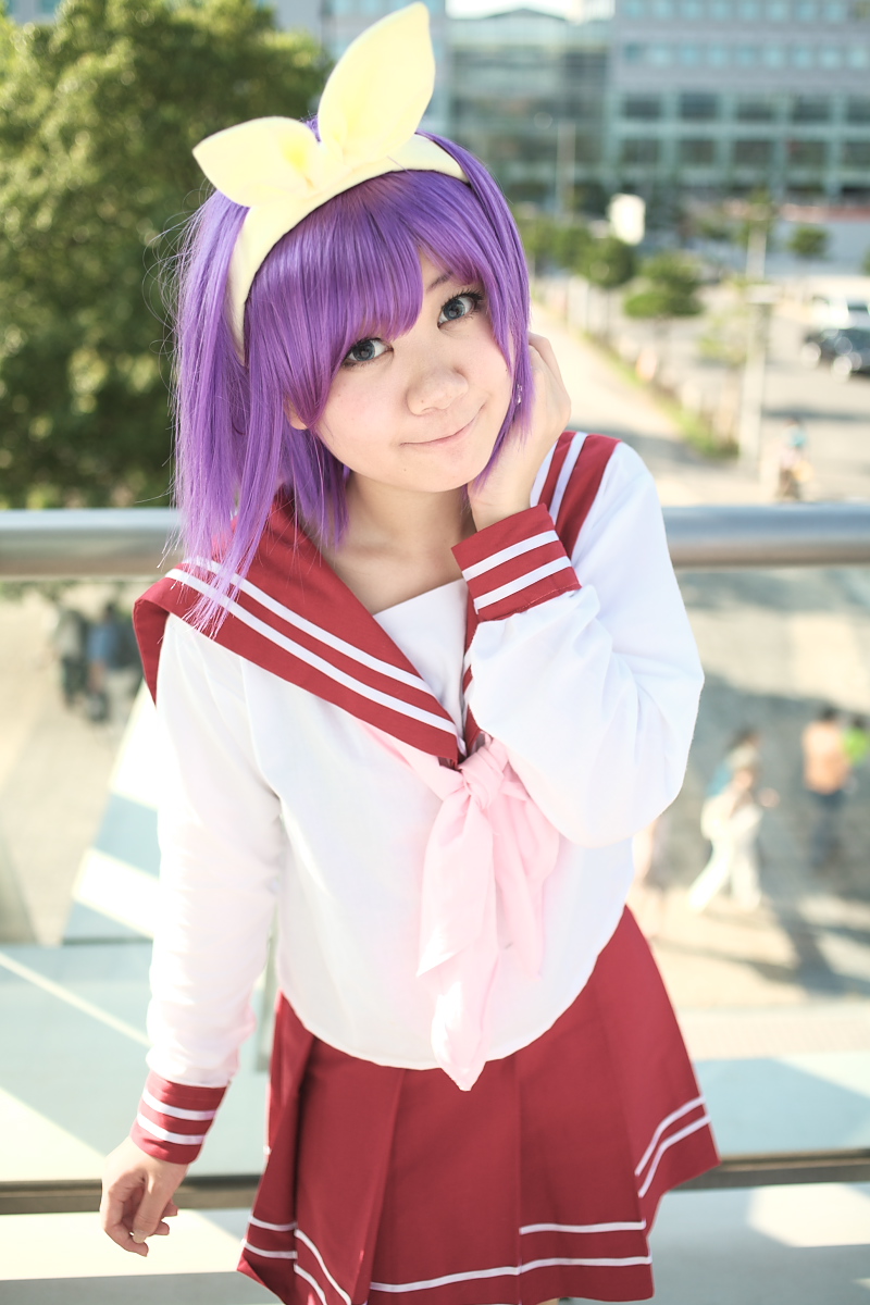 hiiragi tsukasa, rindou sana, lucky star, highres, photo (medium), bow, cosplay, hair bow, purple hair, sailor, school uniform, serafuku