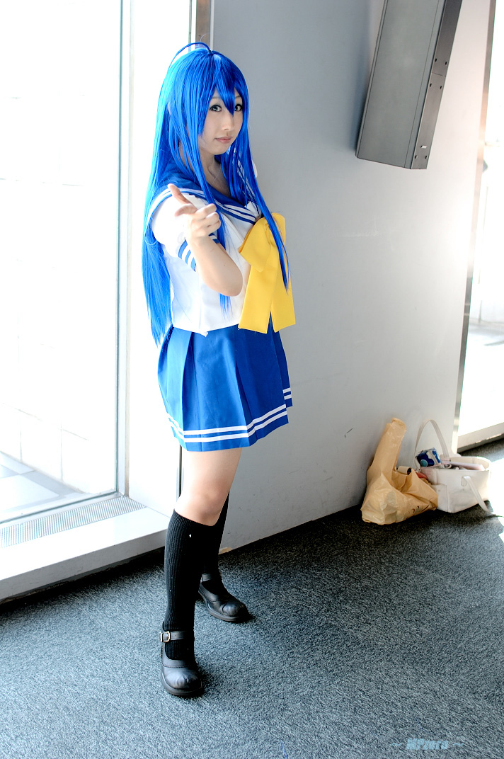 izumi konata, mahiru, lucky star, photo (medium), ahoge, blue hair, cosplay, kneehighs, sailor, school uniform, serafuku, socks