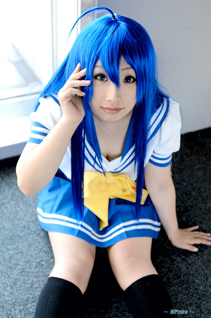 izumi konata, mahiru, lucky star, photo (medium), ahoge, blue hair, cosplay, kneehighs, sailor, school uniform, serafuku, socks