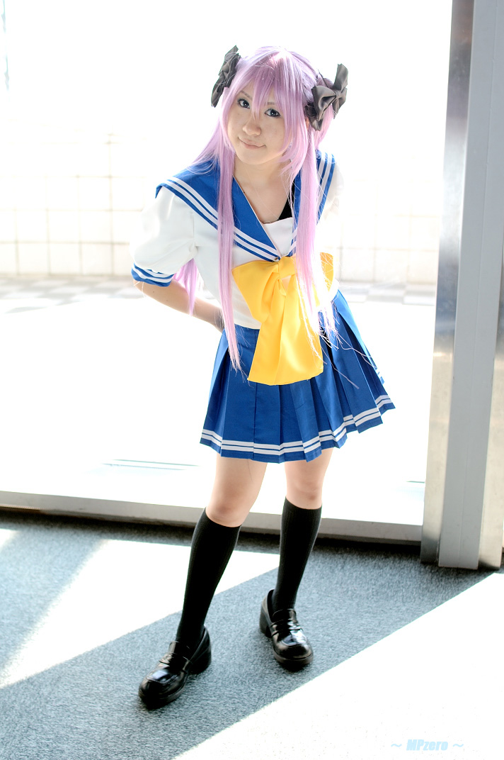 hiiragi kagami, lucky star, photo (medium), cosplay, hair ribbon, hitachi fuyuki, kneehighs, purple hair, ribbon, sailor, school uniform, serafuku, socks, twintails