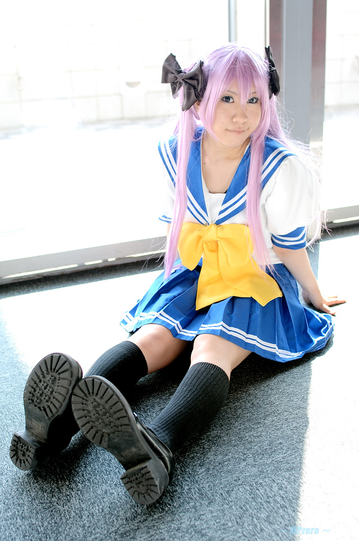 hiiragi kagami, lucky star, photo (medium), cosplay, hair ribbon, hitachi fuyuki, kneehighs, purple hair, ribbon, sailor, school uniform, serafuku, socks, twintails