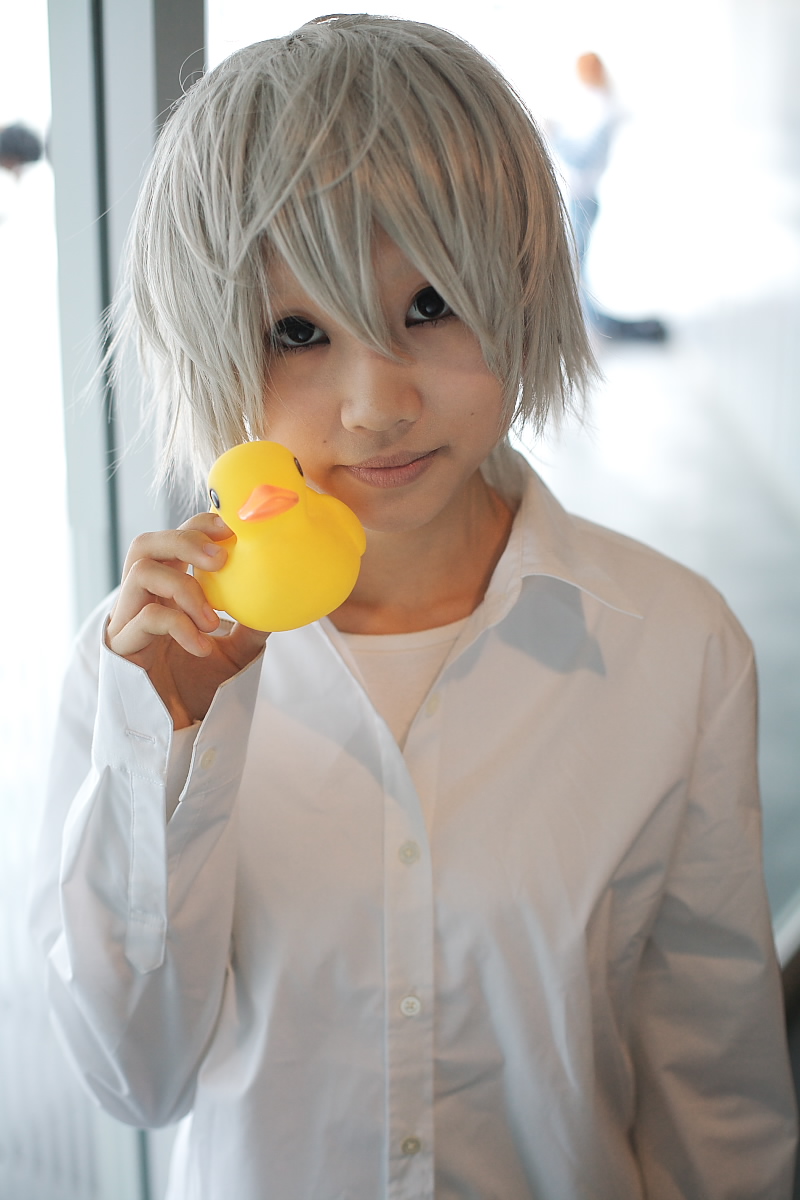 near (death note), death note, silver hair, highres, photo (medium), cosplay, dress shirt, haruta mochiko, rubber duck, shirt, short hair