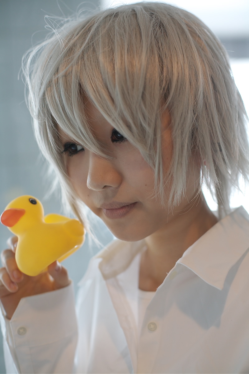 near (death note), death note, silver hair, highres, photo (medium), cosplay, dress shirt, haruta mochiko, rubber duck, shirt, short hair