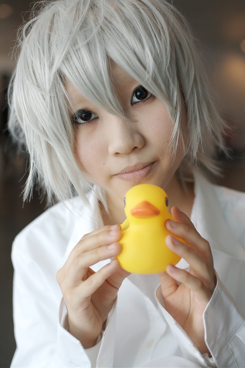 near (death note), death note, silver hair, highres, photo (medium), cosplay, dress shirt, haruta mochiko, rubber duck, shirt, short hair