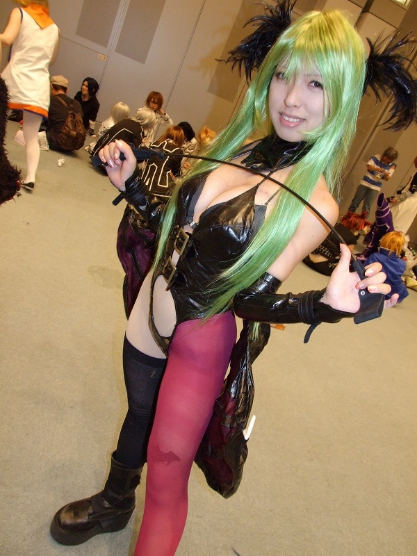 itsuya (real life), morrigan aensland, capcom, darkstalkers, photo (medium), 2boys, 6+girls, bdsm, cosplay, green hair, leather, morrigan aensland (cosplay), multiple boys, multiple girls, pantyhose, riding crop, single thighhigh, solo focus, thighhighs, utatane hiroyuki version