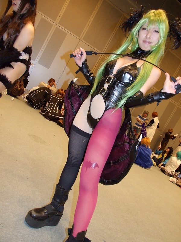 itsuya (real life), morrigan aensland, capcom, darkstalkers, photo (medium), 2boys, 6+girls, bdsm, boots, cosplay, green hair, leather, morrigan aensland (cosplay), multiple boys, multiple girls, pantyhose, riding crop, single thighhigh, solo focus, thighhighs, utatane hiroyuki version