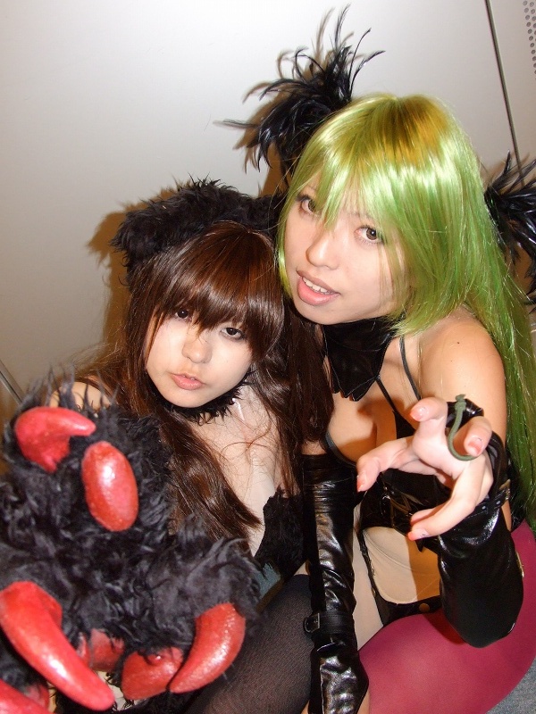 felicia (darkstalkers), hachisu, itsuya (real life), morrigan aensland, capcom, darkstalkers, fur, photo (medium), animal ears, animal hands, cat ears, claws, cosplay, felicia (darkstalkers) (cosplay), green hair, kneehighs, leather, morrigan aensland (cosplay), pantyhose, single thighhigh, socks, thighhighs, utatane hiroyuki version
