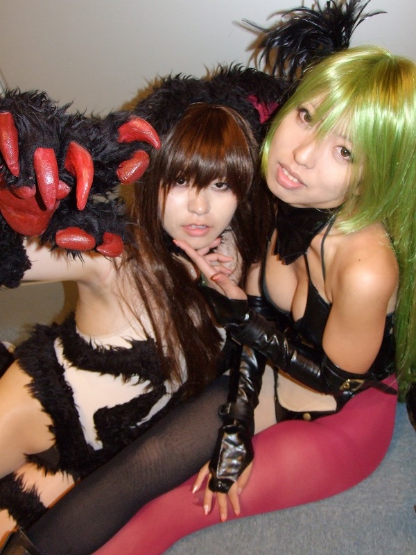 felicia (darkstalkers), hachisu, itsuya (real life), morrigan aensland, capcom, darkstalkers, fur, photo (medium), animal ears, animal hands, cat ears, claws, cosplay, felicia (darkstalkers) (cosplay), green hair, kneehighs, leather, morrigan aensland (cosplay), pantyhose, single thighhigh, socks, thighhighs, utatane hiroyuki version