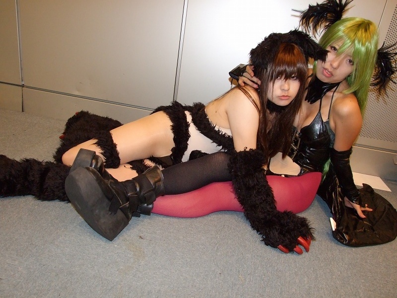 felicia (darkstalkers), hachisu, itsuya (real life), morrigan aensland, capcom, darkstalkers, fur, photo (medium), animal ears, animal hands, cat ears, claws, cosplay, felicia (darkstalkers) (cosplay), green hair, kneehighs, leather, morrigan aensland (cosplay), pantyhose, single thighhigh, socks, thighhighs, utatane hiroyuki version