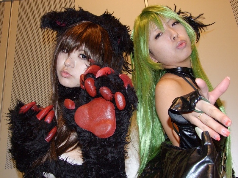 felicia (darkstalkers), hachisu, itsuya (real life), morrigan aensland, capcom, darkstalkers, fur, photo (medium), animal ears, animal hands, cat ears, claws, cosplay, felicia (darkstalkers) (cosplay), green hair, kneehighs, leather, morrigan aensland (cosplay), pantyhose, socks, utatane hiroyuki version