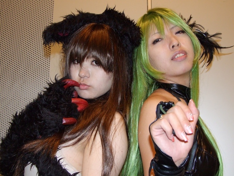 felicia (darkstalkers), hachisu, itsuya (real life), morrigan aensland, capcom, darkstalkers, fur, photo (medium), animal ears, animal hands, cat ears, claws, cosplay, felicia (darkstalkers) (cosplay), green hair, kneehighs, leather, morrigan aensland (cosplay), pantyhose, socks, utatane hiroyuki version