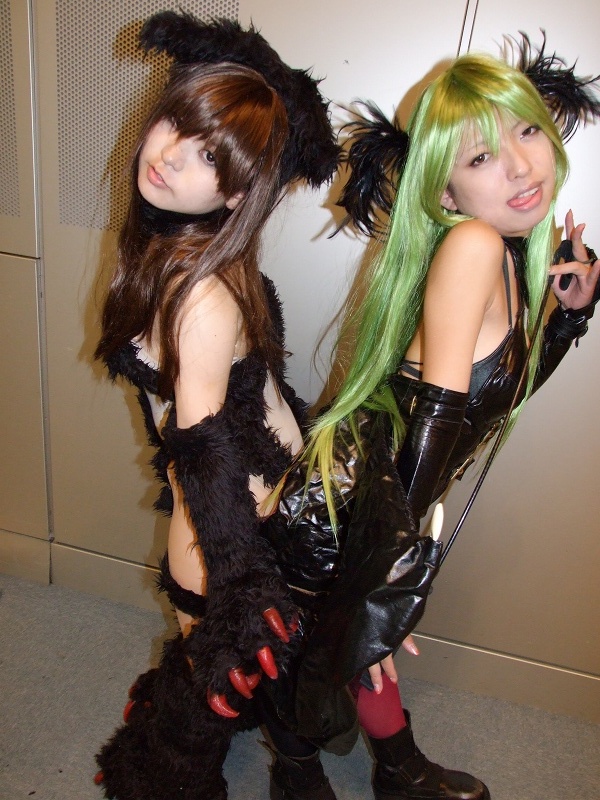 felicia (darkstalkers), hachisu, itsuya (real life), morrigan aensland, capcom, darkstalkers, fur, photo (medium), animal ears, animal hands, bdsm, cat ears, claws, cosplay, felicia (darkstalkers) (cosplay), green hair, kneehighs, leather, morrigan aensland (cosplay), pantyhose, riding crop, single thighhigh, socks, thighhighs, utatane hiroyuki version