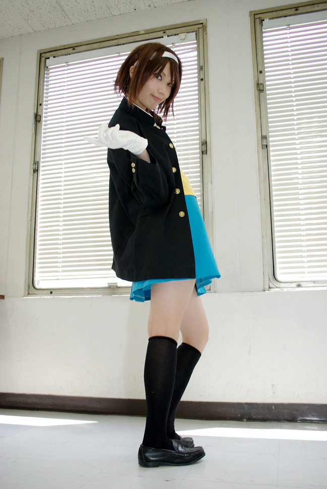 mochiko (x-game), suzumiya haruhi, suzumiya haruhi no yuuutsu, black footwear, photo (medium), black jacket, black socks, blazer, blue skirt, cosplay, gloves, hairband, jacket, kneehighs, ribbon, sailor, school uniform, shirt, shoes, short gloves, skirt, socks, white gloves, white ribbon, yellow shirt