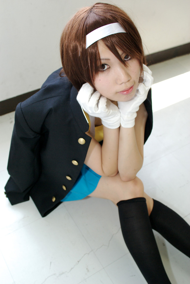 mochiko (x-game), suzumiya haruhi, suzumiya haruhi no yuuutsu, black footwear, photo (medium), black jacket, black socks, blazer, blue skirt, cosplay, gloves, hairband, jacket, kneehighs, ribbon, sailor, school uniform, shirt, shoes, short gloves, skirt, socks, white gloves, white ribbon, yellow shirt