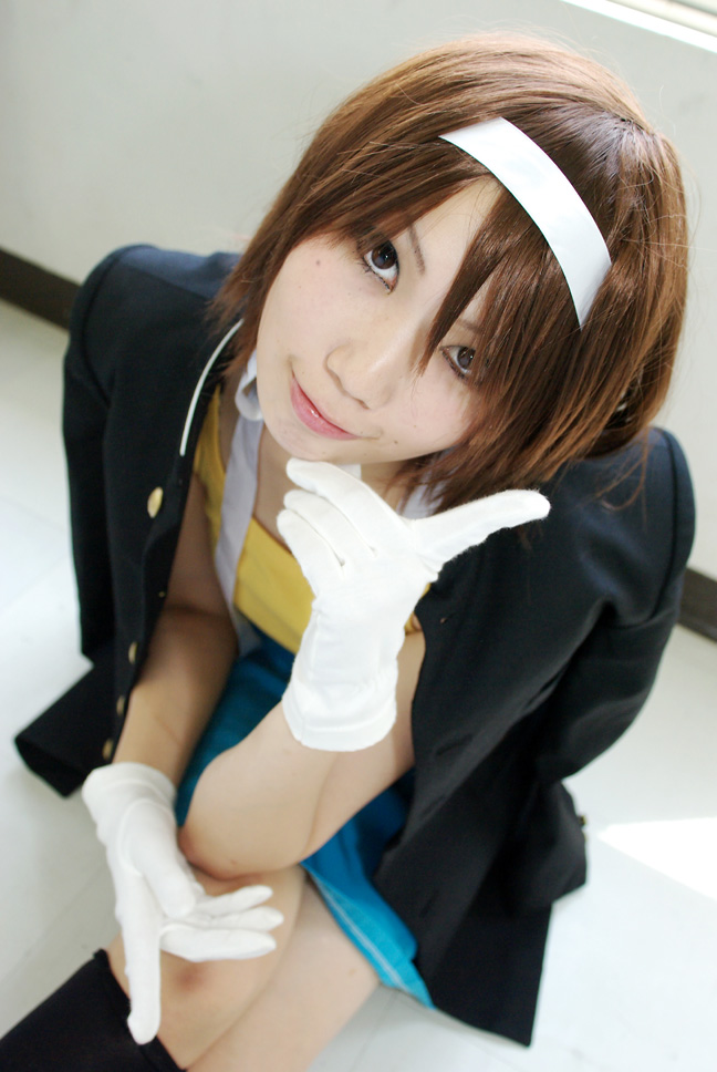 mochiko (x-game), suzumiya haruhi, suzumiya haruhi no yuuutsu, black footwear, photo (medium), black jacket, black socks, blazer, blue skirt, cosplay, gloves, hairband, jacket, kneehighs, ribbon, sailor, school uniform, shirt, shoes, short gloves, skirt, socks, white gloves, white ribbon, yellow shirt