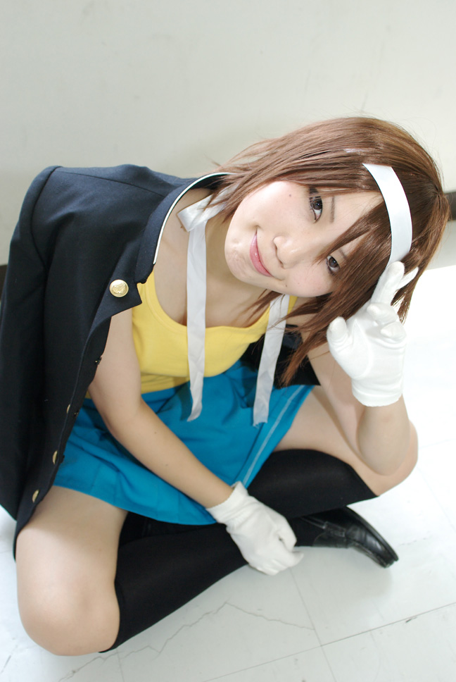 mochiko (x-game), suzumiya haruhi, suzumiya haruhi no yuuutsu, black footwear, photo (medium), black jacket, black socks, blazer, blue skirt, cosplay, gloves, hairband, jacket, kneehighs, ribbon, sailor, school uniform, shirt, shoes, short gloves, skirt, socks, white gloves, white ribbon, yellow shirt