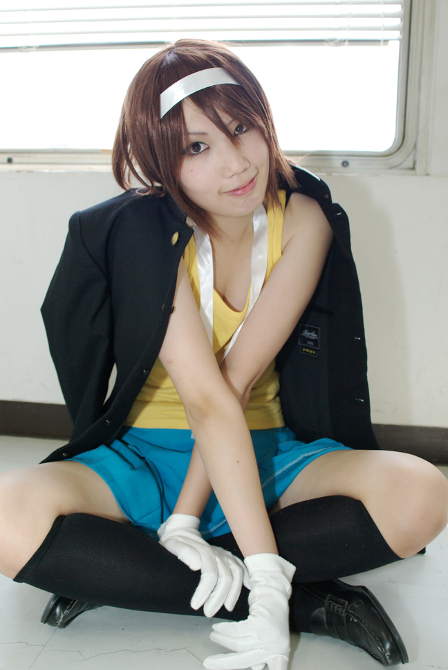 mochiko (x-game), suzumiya haruhi, suzumiya haruhi no yuuutsu, black footwear, photo (medium), black jacket, black socks, blazer, blue skirt, cosplay, gloves, hairband, jacket, kneehighs, ribbon, sailor, school uniform, shirt, shoes, short gloves, skirt, socks, white gloves, white ribbon, yellow shirt