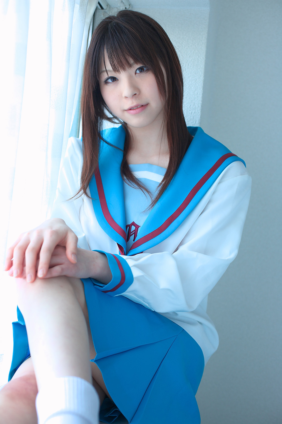 katou mari, asahina mikuru, suzumiya haruhi no yuuutsu, highres, photo (medium), cosplay, sailor, school uniform, serafuku, socks