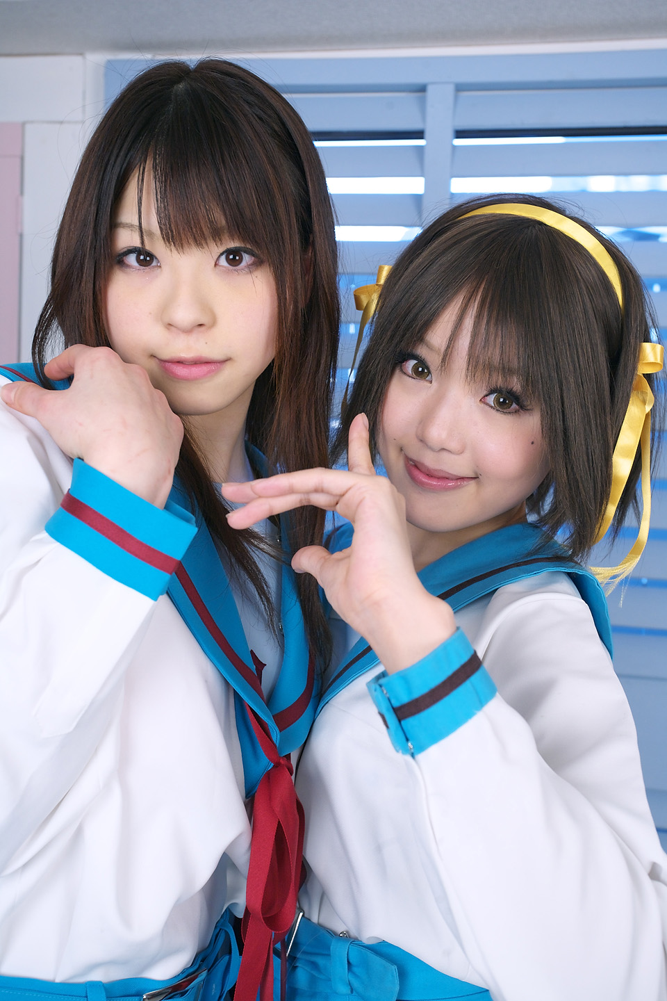 katou mari, kipi-san, asahina mikuru, suzumiya haruhi, suzumiya haruhi no yuuutsu, highres, photo (medium), 2girls, asahina mikuru (cosplay), asian, brown eyes, brown hair, cosplay, hair ribbon, multiple girls, ribbon, school uniform, serafuku, smile, suzumiya haruhi (cosplay)