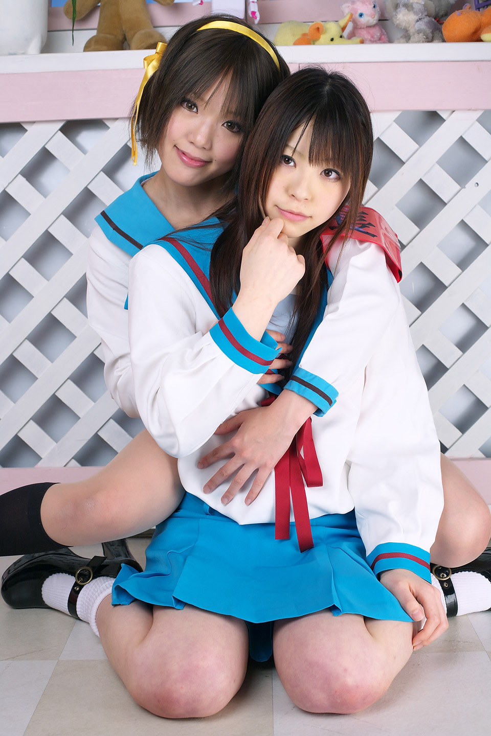 katou mari, kipi-san, asahina mikuru, suzumiya haruhi, suzumiya haruhi no yuuutsu, highres, photo (medium), 2girls, asahina mikuru (cosplay), asian, brown eyes, brown hair, cosplay, hair ribbon, indoors, kneehighs, looking at viewer, multiple girls, ribbon, school uniform, serafuku, sitting, smile, socks, suzumiya haruhi (cosplay), wariza