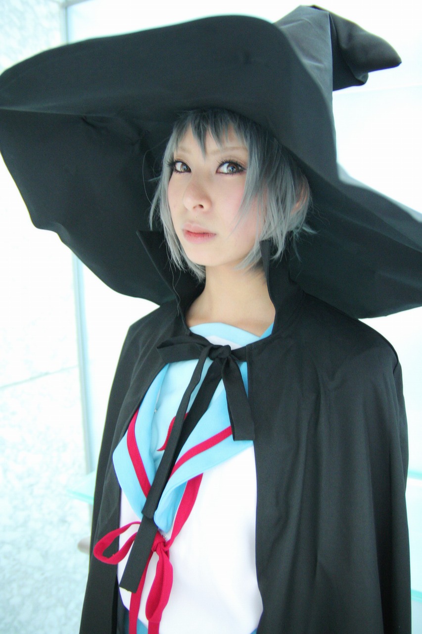 ari (model), nagato yuki, suzumiya haruhi no yuuutsu, silver hair, highres, photo (medium), cape, cosplay, hat, sailor, school uniform, serafuku, witch hat