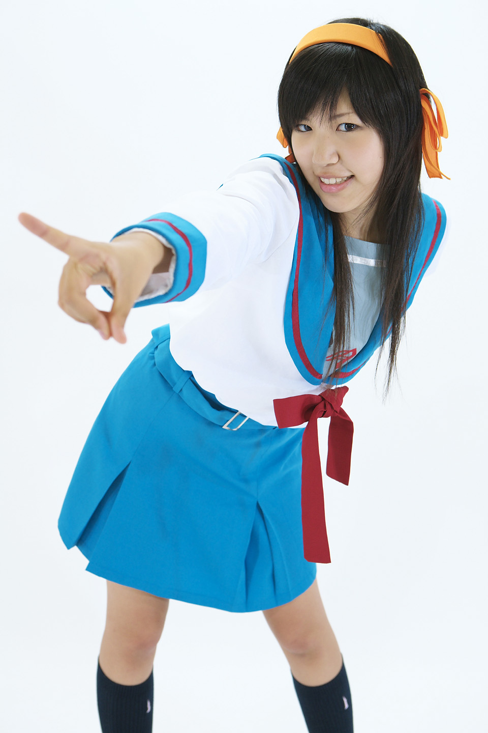 suzumiya haruhi, suzumiya haruhi no yuuutsu, highres, photo (medium), cosplay, hair ribbon, minazuki naru, ribbon, sailor, school uniform, serafuku, socks