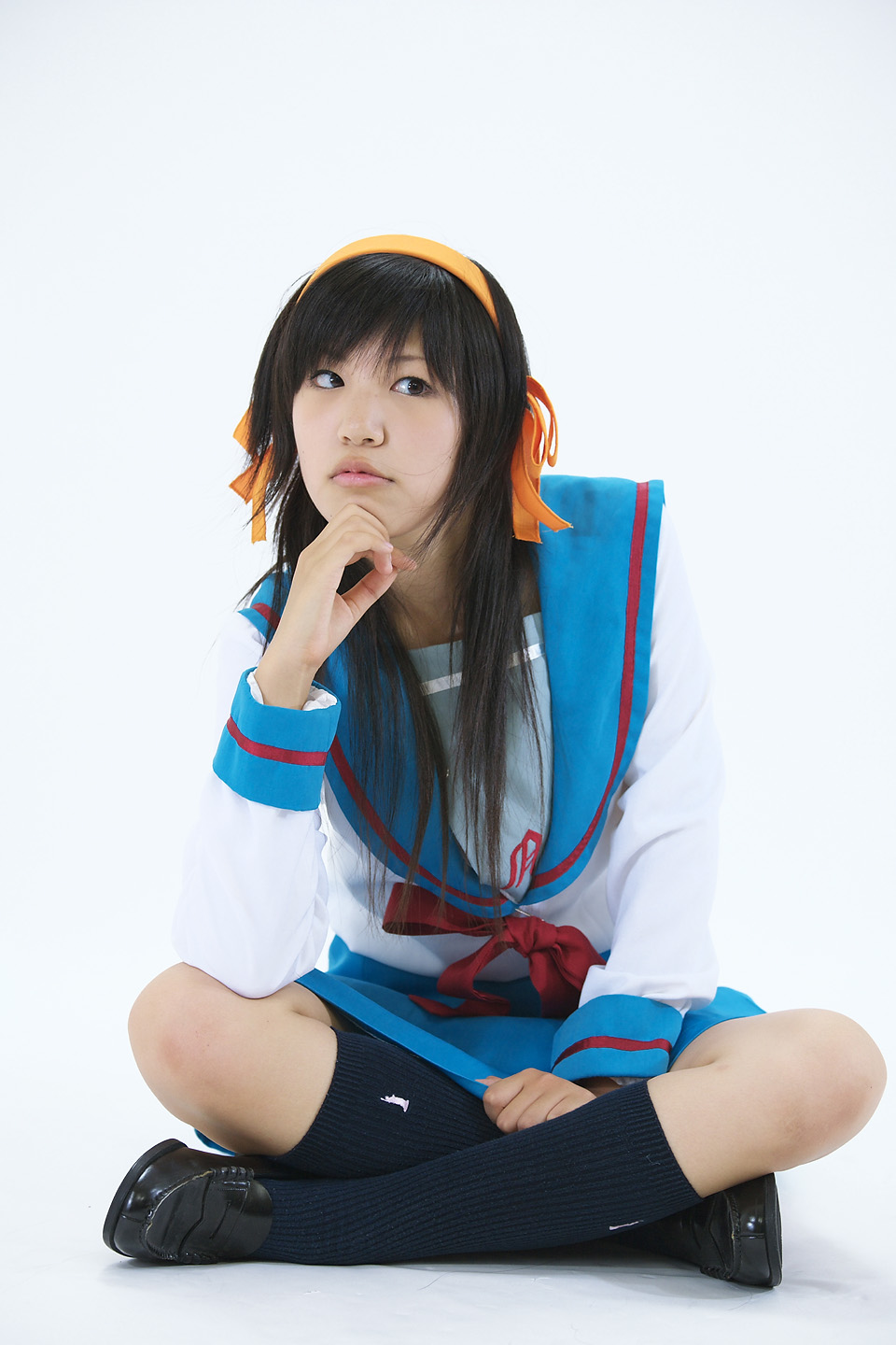 suzumiya haruhi, suzumiya haruhi no yuuutsu, highres, photo (medium), cosplay, hair ribbon, minazuki naru, ribbon, sailor, school uniform, serafuku, socks