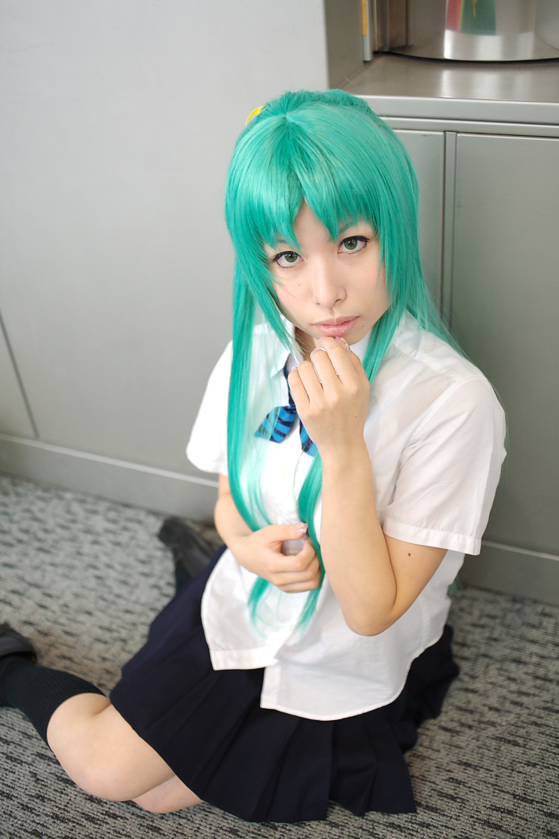 momose riyu, sonozaki shion, higurashi no naku koro ni, highres, photo (medium), 1girl, asian, bow, color contacts, cosplay, female focus, green eyes, green hair, hair bow, indoors, long hair, looking at viewer, matching hair/eyes, mole, on floor, school uniform, sitting, solo, sonozaki shion (cosplay), yokozuwari