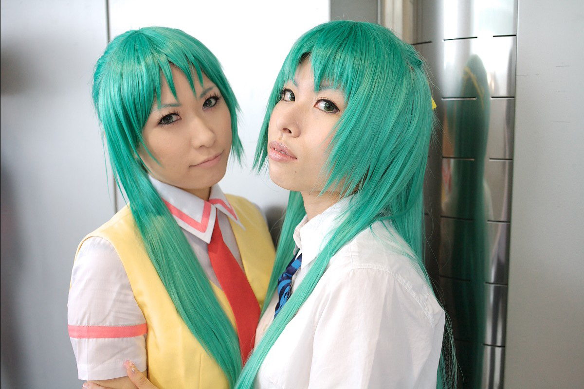 chippi, momose riyu, sonozaki mion, sonozaki shion, higurashi no naku koro ni, photo (medium), 2girls, asian, bow, color contacts, cosplay, green eyes, green hair, hair bow, indoors, long hair, looking at viewer, matching hair/eyes, multiple girls, necktie, school uniform, sonozaki mion (cosplay), sonozaki shion (cosplay), vest