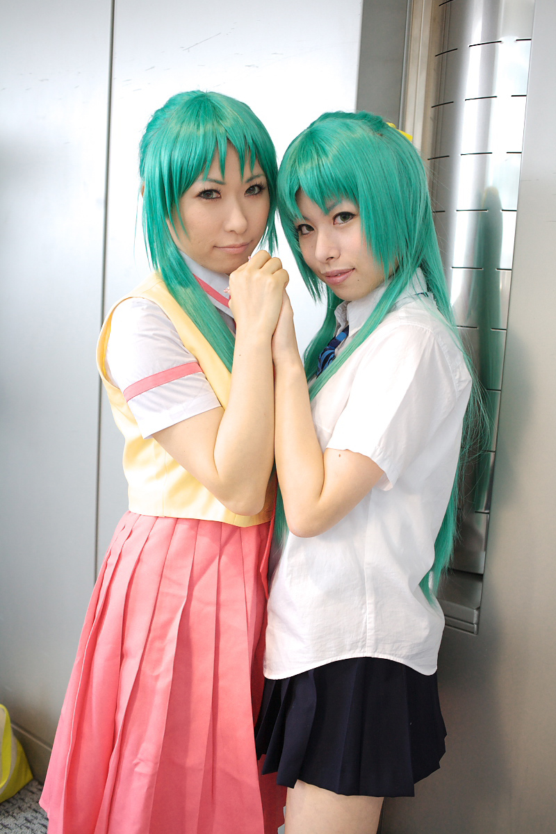 chippi, momose riyu, sonozaki mion, sonozaki shion, higurashi no naku koro ni, highres, photo (medium), 2girls, asian, bow, color contacts, cosplay, green eyes, green hair, hair bow, holding hands, indoors, long hair, looking at viewer, matching hair/eyes, multiple girls, necktie, school uniform, sonozaki mion (cosplay), sonozaki shion (cosplay), vest