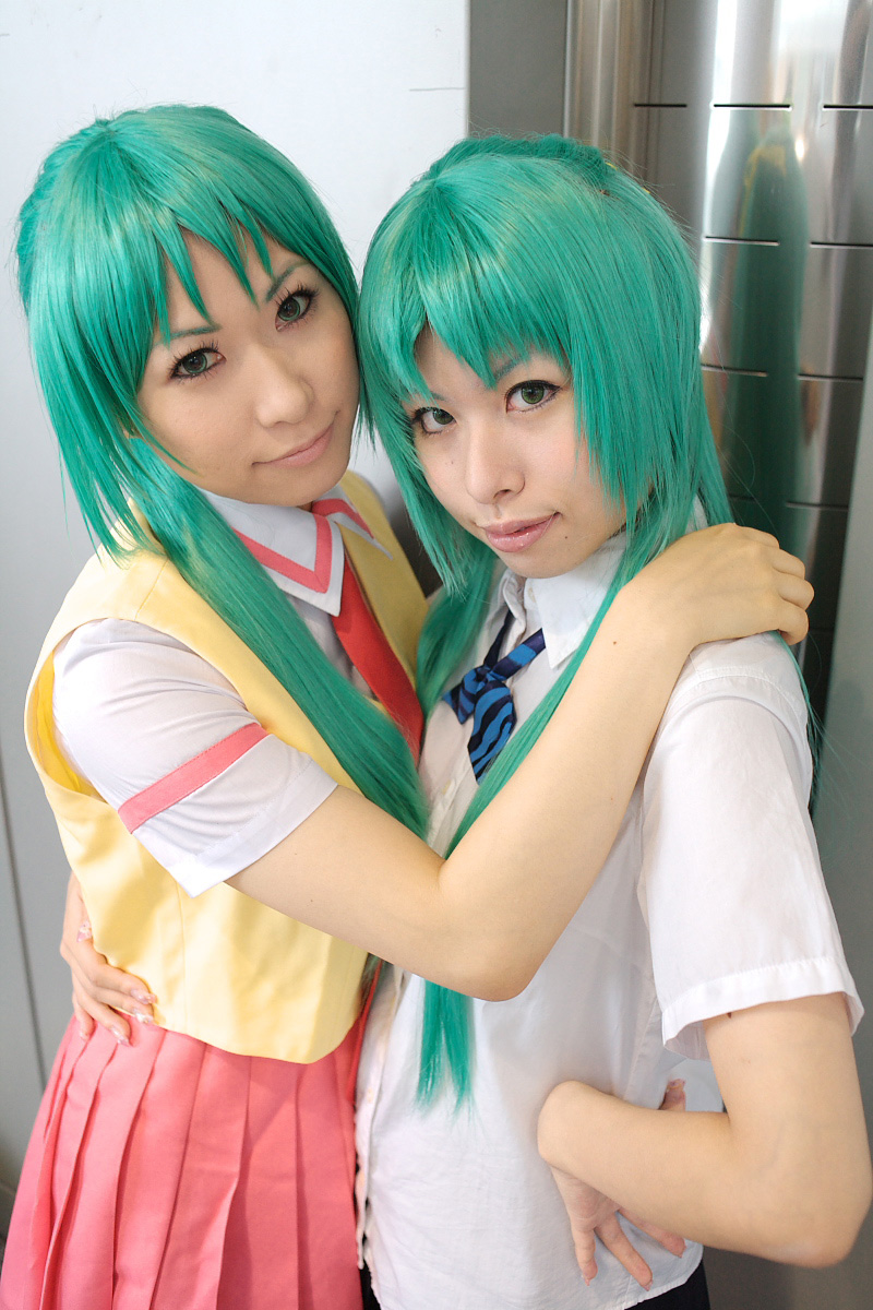 chippi, momose riyu, sonozaki mion, sonozaki shion, higurashi no naku koro ni, highres, photo (medium), 2girls, asian, bow, color contacts, cosplay, green eyes, green hair, hair bow, hug, indoors, long hair, looking at viewer, matching hair/eyes, multiple girls, necktie, school uniform, sonozaki mion (cosplay), sonozaki shion (cosplay), vest