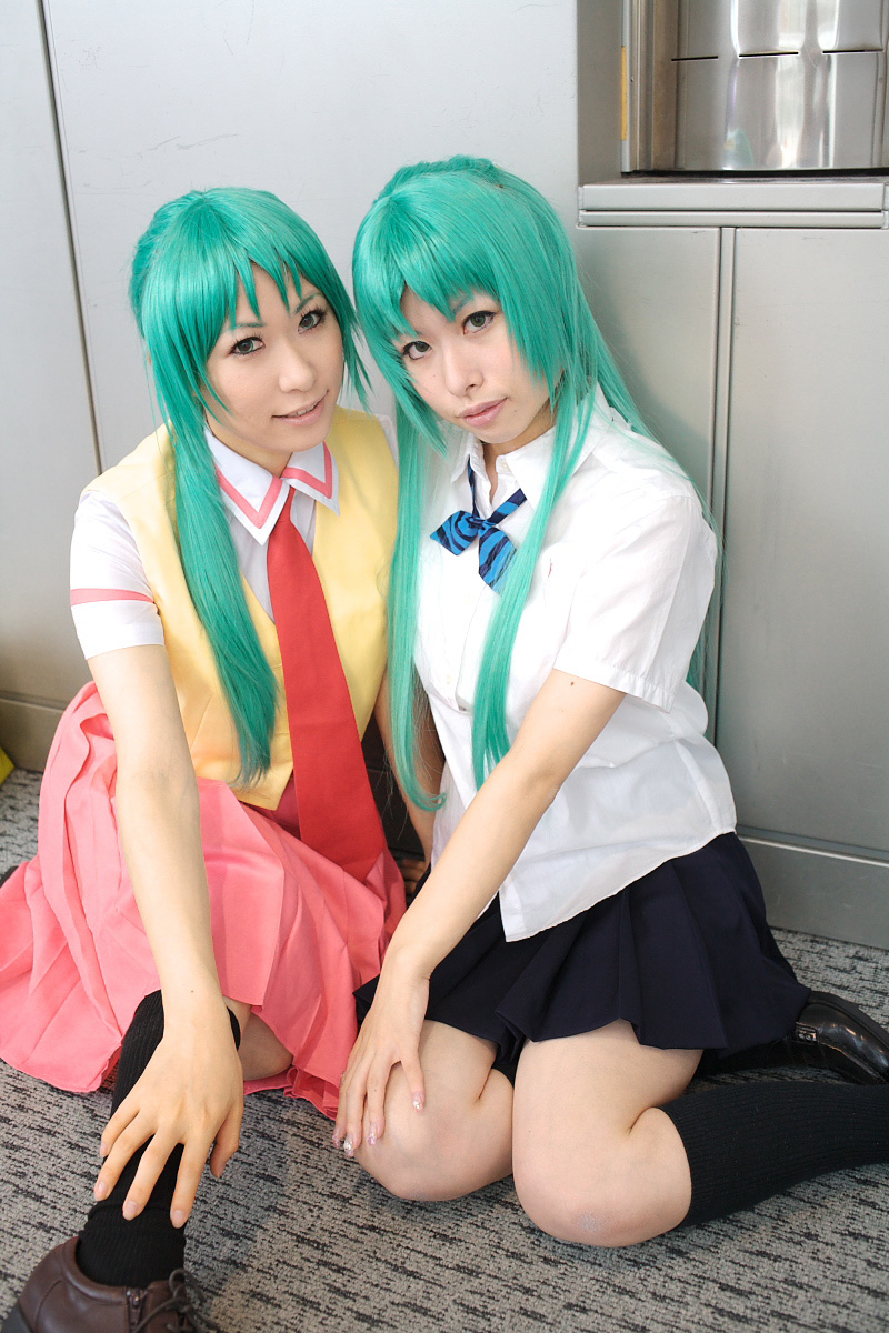chippi, momose riyu, sonozaki mion, sonozaki shion, higurashi no naku koro ni, highres, photo (medium), 2girls, asian, bow, color contacts, cosplay, green eyes, green hair, hair bow, indoors, kneehighs, long hair, looking at viewer, matching hair/eyes, multiple girls, necktie, on floor, school uniform, sitting, socks, sonozaki mion (cosplay), sonozaki shion (cosplay), vest, yokozuwari