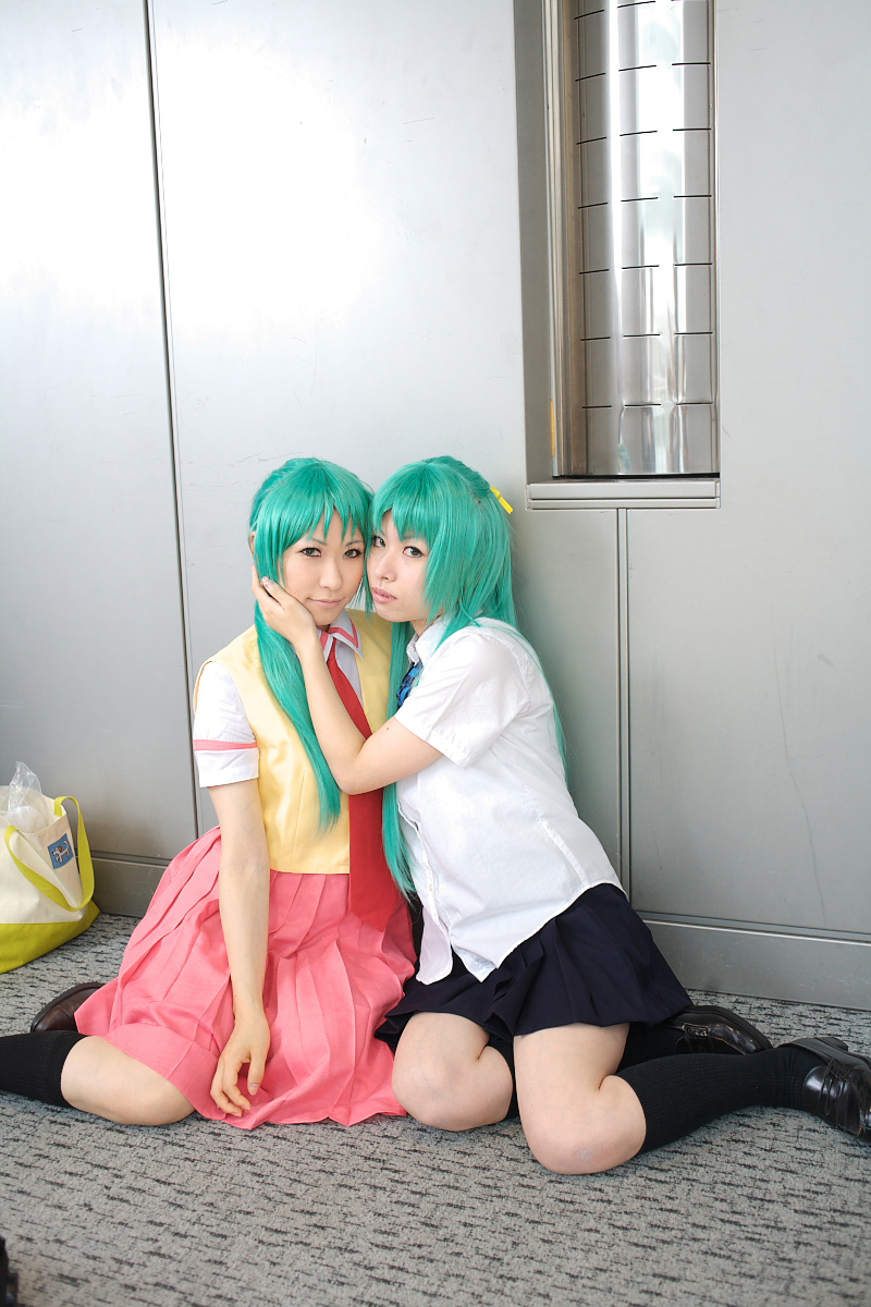 chippi, momose riyu, sonozaki mion, sonozaki shion, higurashi no naku koro ni, highres, photo (medium), 2girls, asian, bow, color contacts, cosplay, green eyes, green hair, hair bow, indoors, kneehighs, long hair, looking at viewer, matching hair/eyes, multiple girls, necktie, on floor, school uniform, sitting, socks, sonozaki mion (cosplay), sonozaki shion (cosplay), vest, yokozuwari