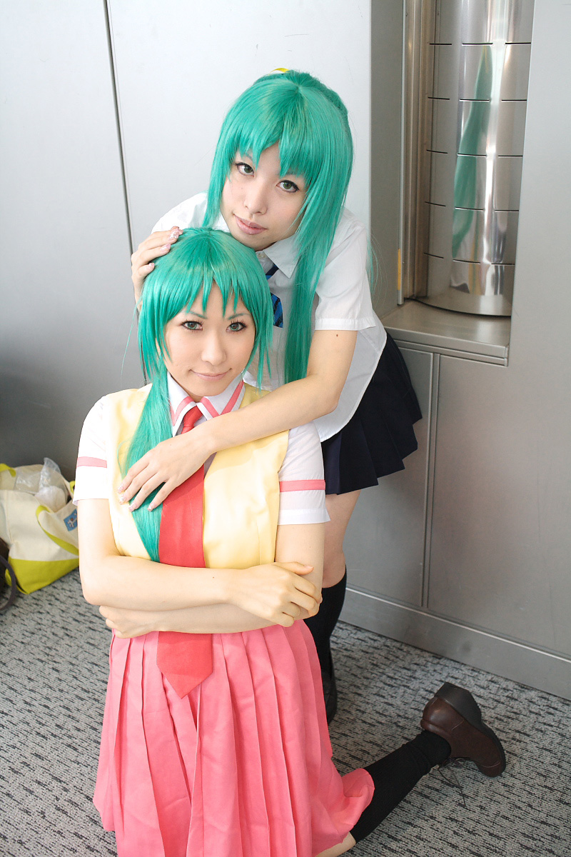 chippi, momose riyu, sonozaki mion, sonozaki shion, higurashi no naku koro ni, highres, photo (medium), 2girls, asian, bow, color contacts, cosplay, green eyes, green hair, hair bow, indoors, kneehighs, kneeling, leaning forward, long hair, looking at viewer, matching hair/eyes, multiple girls, necktie, school uniform, socks, sonozaki mion (cosplay), sonozaki shion (cosplay), vest