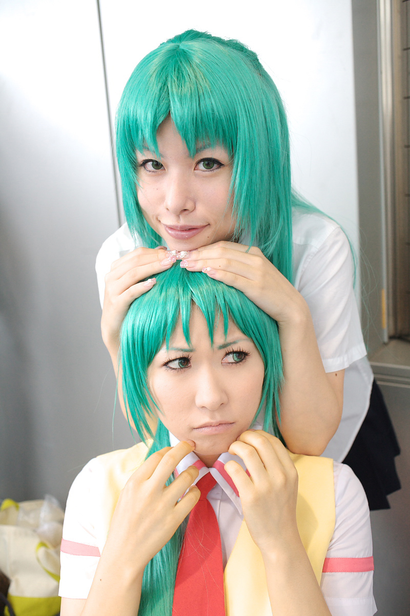 chippi, momose riyu, sonozaki mion, sonozaki shion, higurashi no naku koro ni, highres, photo (medium), 2girls, asian, bow, color contacts, cosplay, green eyes, green hair, hair bow, indoors, long hair, looking at viewer, matching hair/eyes, multiple girls, necktie, school uniform, sonozaki mion (cosplay), sonozaki shion (cosplay), vest