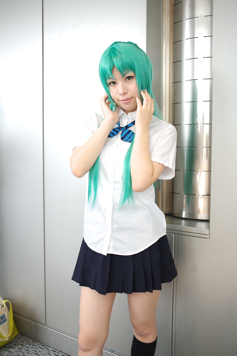 momose riyu, sonozaki shion, higurashi no naku koro ni, highres, photo (medium), 1girl, asian, bow, color contacts, cosplay, female focus, green eyes, green hair, hair bow, indoors, kneehighs, long hair, looking at viewer, matching hair/eyes, school uniform, socks, solo, sonozaki shion (cosplay), standing