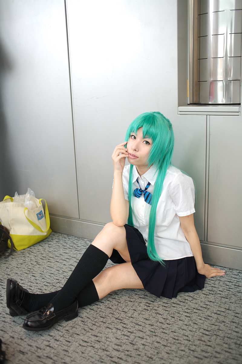 momose riyu, sonozaki shion, higurashi no naku koro ni, highres, photo (medium), 1girl, arm support, asian, black shoes, bow, color contacts, cosplay, female focus, green eyes, green hair, hair bow, indoors, kneehighs, loafers, long hair, looking at viewer, matching hair/eyes, mole, on floor, school uniform, shoes, sitting, socks, solo, sonozaki shion (cosplay)