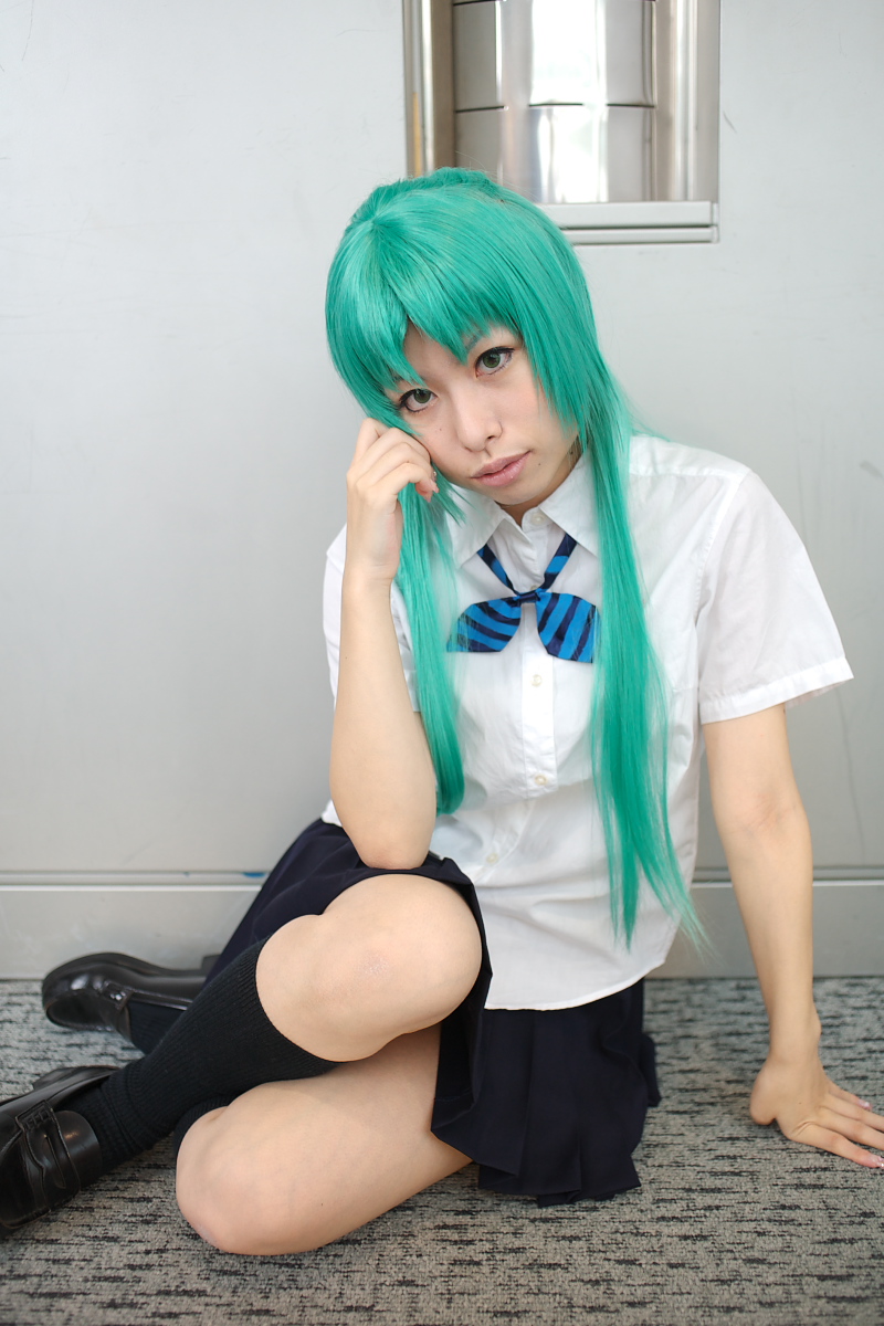 momose riyu, sonozaki shion, higurashi no naku koro ni, highres, photo (medium), 1girl, arm support, asian, black shoes, bow, color contacts, cosplay, female focus, green eyes, green hair, hair bow, indoors, kneehighs, loafers, long hair, looking at viewer, matching hair/eyes, mole, on floor, school uniform, shoes, sitting, socks, solo, sonozaki shion (cosplay), yokozuwari