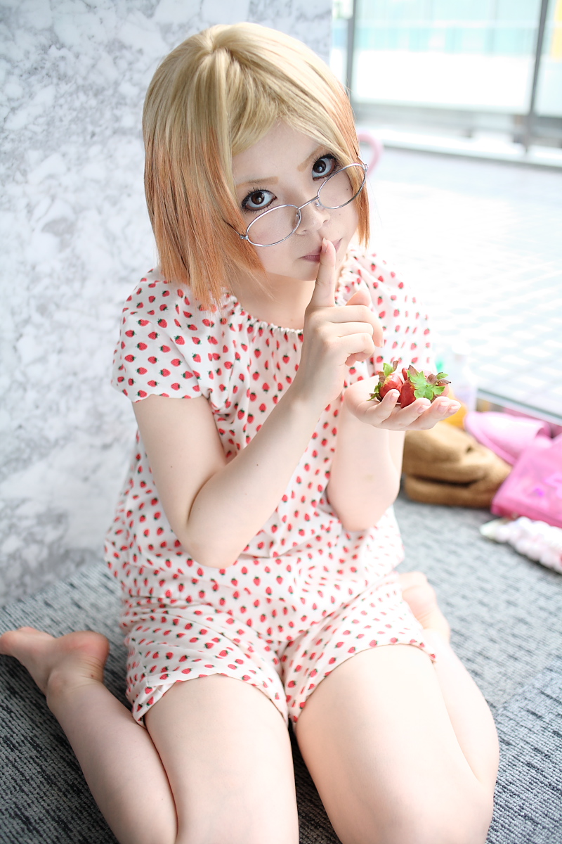 sakuragi matsuri, ichigo mashimaro, highres, photo (medium), blonde hair, cosplay, dress, food, fruit, glasses, mamiya tamaki, strawberry, strawberry pattern