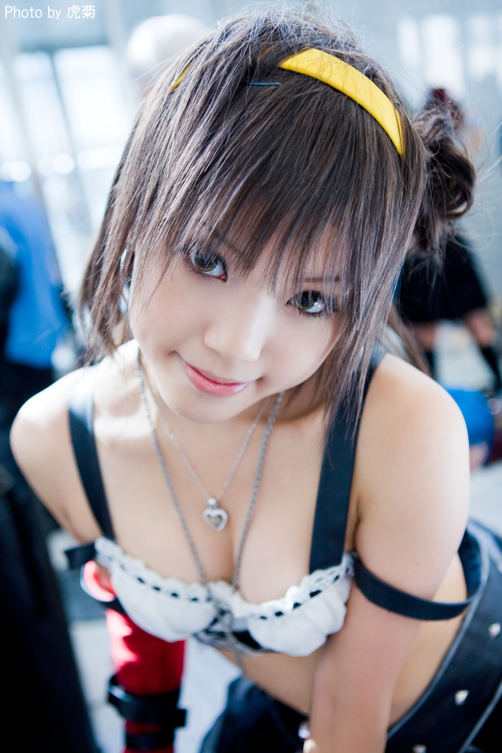 kipi-san, suzumiya haruhi, real life, suzumiya haruhi no yuuutsu, cosplay photo, highres, photo (medium), 1girl, asian, belt, breasts, cosplay, elbow gloves, female focus, gloves, hairband, looking at viewer, midriff, small breasts, solo, suzumiya haruhi (cosplay)